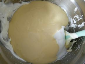 倒入剩下的蛋白霜中翻拌均匀