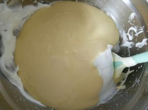 倒入剩下的蛋白霜中翻拌均匀