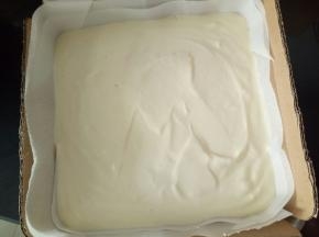 倒入模具中，刮平表面