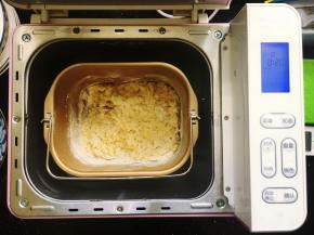 首先将除酵母、黄油以外的所有食材放入面包桶里，用筷子搅拌至无干粉状态。