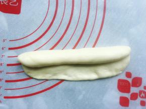 卷起来，整成圆柱形，收口一定要捏紧，否则发酵的时候容易散开。