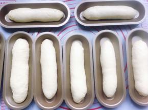 将热狗面包胚放入热狗模具里。