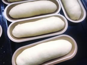 在温度38度，湿度75%的温暖环境下发酵至两倍大，手指轻按面包胚表面，能缓慢回弹即可。