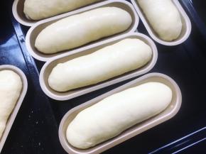 接着在发酵好的面包胚表面刷上薄薄的一层蛋液。