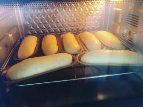 然后放入提前预热至180度的烤箱中下层，上下火烘烤15分钟。面包烘烤时会涨大，说明面团状态很好。如果发酵过头，面包胚在烤的时候不会涨大而会缩小。