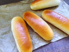 烤至表面金黄即可出炉，将面包脱模后放置在烤网上，晾凉后开始制作热狗三明治。
