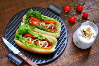 色泽诱人，美味又营养的热狗三明治就做好了。