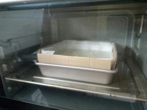 烤箱提前预热140度，用水浴法，将模具放入烤箱中下层，上下火140度烤70分钟