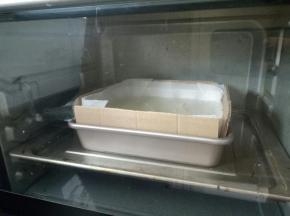 烤箱提前预热140度，用水浴法，将模具放入烤箱中下层，上下火140度烤70分钟