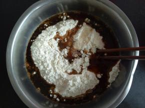 放凉的红糖水倒入面粉中，猪油和干酵母一起加入，或者可以先把干酵母倒入红糖水中化开