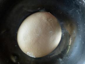 揉成光滑的面团后发酵至两倍大