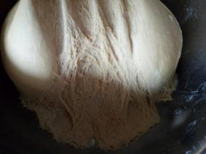 扒开面团里面是均匀的蜂窝状