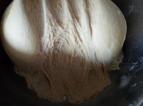 扒开面团里面是均匀的蜂窝状