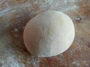 开始发挥你最大的力气，揉面吧！一直一直揉，把面团里的气泡都排差不多，再次揉成光滑的面团，过程中如果沾手可以撒点干粉