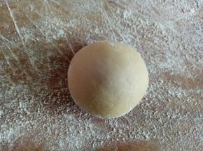 小面团继续揉一揉，然后滚圆