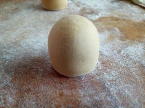 双手一起搓成圆柱状，因为面团发酵只会横向发展而不会纵向发展，所以揉成圆柱状最后蒸出来的馒头不会扁塌塌的而是饱满的圆