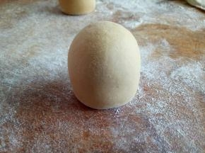 双手一起搓成圆柱状，因为面团发酵只会横向发展而不会纵向发展，所以揉成圆柱状最后蒸出来的馒头不会扁塌塌的而是饱满的圆