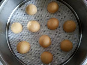 全部整形好后进行二次发酵
夏天室温发酵就可以了，发酵不能看时间需要看状态，现在的气温大概10分钟左右后就差不多了， 手指轻按慢慢回弹就可以了
开水上锅蒸15-20分钟后关火闷5分钟左右