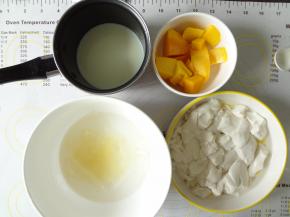 准备好材料，豆腐过水去豆腥味