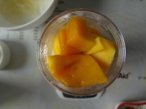加入芒果块打碎