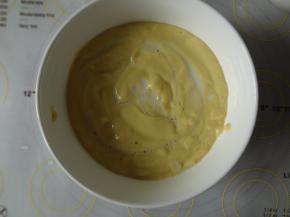 吉利丁液倒入芒果豆腐泥中继续混合搅拌