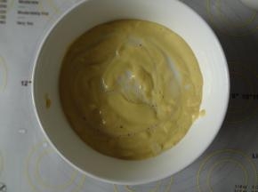 吉利丁液倒入芒果豆腐泥中继续混合搅拌