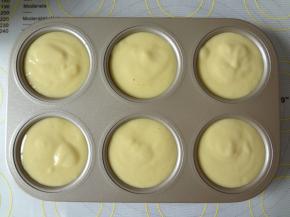 倒入布丁液放入冰箱冷藏3-4时候或者过夜，彻底凝固后取出用吹风机稍微吹模具表面就可以脱模啦