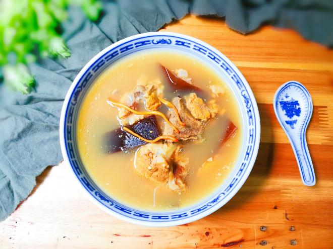 淡菜蛹虫草海带骨头汤