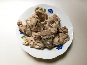 骨头和冷水一起下锅烧开撇去浮沫，冲洗干净