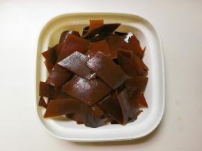 海带提前泡发好，切成小块