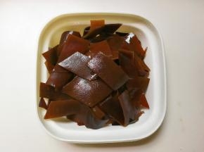 海带提前泡发好，切成小块