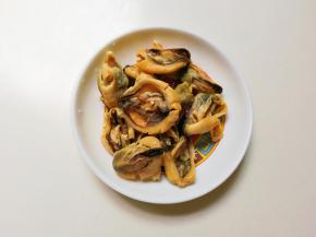 淡菜泡发，撕去鳃