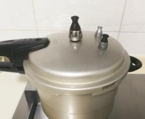 盖上锅盖烧至气孔冒气，加上顶阀烧至转到动，转小火烧三十分钟