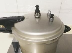 盖上锅盖烧至气孔冒气，加上顶阀烧至转到动，转小火烧三十分钟