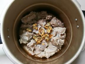 将骨头淡菜放入高压锅