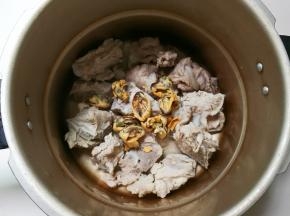 将骨头淡菜放入高压锅