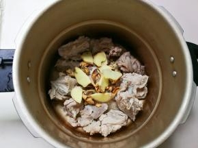 放入姜片