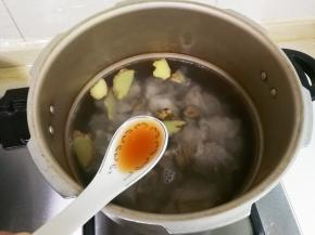 放入适量热水，烧开放入适量料酒