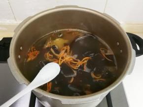 放入适量盐调味