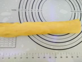 将皮和馅倒出，分别揉搓均匀，搓成长条。