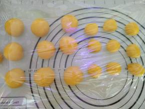 分割成：皮35克 馅15克，分好搓圆。