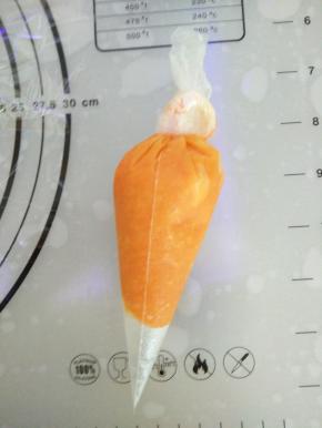 流心馅使用之前要冰冻24小时以上，装入裱花袋继续放冰箱冷冻备用。