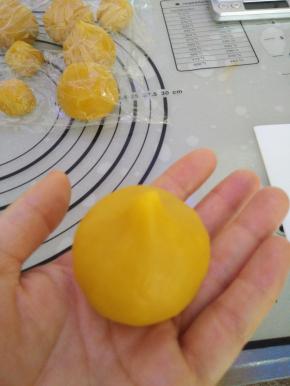 收口处留个小尖，尖朝上放好盖保鲜膜，把所有的饼坯包好。