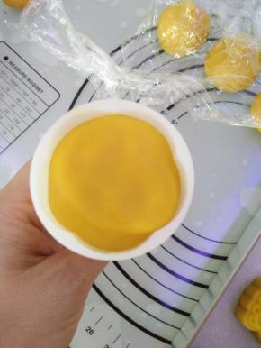 选择想要的花片，将包好的饼坯尖朝外放入模具中。