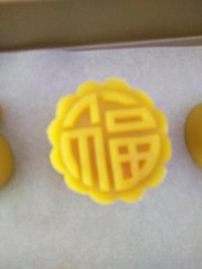 模具翻过来在烤盘上，左手压紧，右手从上向下用力压出花型，要停留几秒让花定型。全部压好后送入烤箱，烤6分钟。