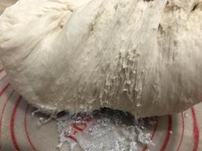 揉好的中种面团揉圆放在料理碗中，盖上保鲜膜，室温下发酵至两倍大，
扒开面团有蜂窝状即可