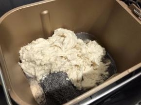 把主面团中除了黄油之外所有材料和中种混合一起，启动和面程序15分钟，
揉好的状态初步扩展，可以拉出厚膜