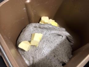 加入黄油继续揉