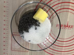 接着就做内馅，料理碗中黄油，砂糖芝麻粉所有的材料用刮刀按压成团