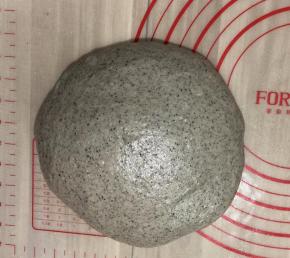 把面团揉圆用保鲜袋盖住松弛20分钟